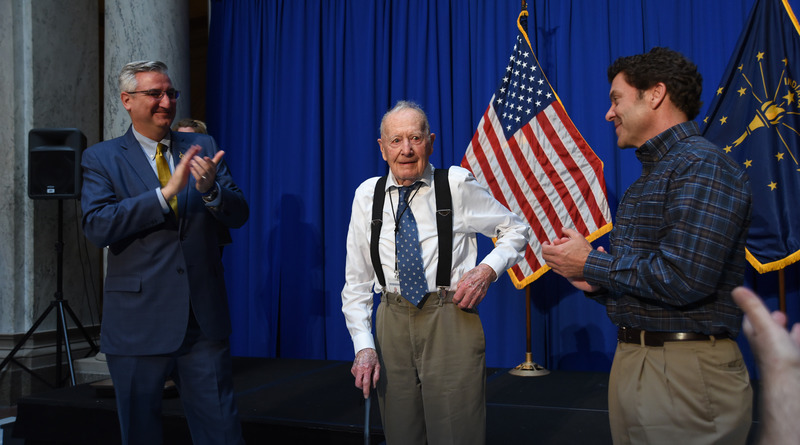 Локальные новости: 102-летний житель США решил, наконец, уйти на пенсию (фото)