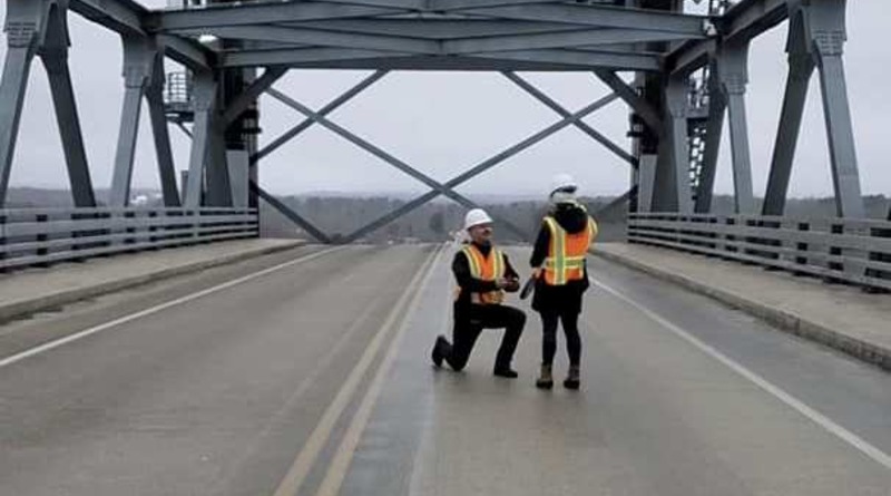 Локальные новости: Инженер поднял мост через реку до самого высокого уровня, чтобы сделать предложение возлюбленной (фото)