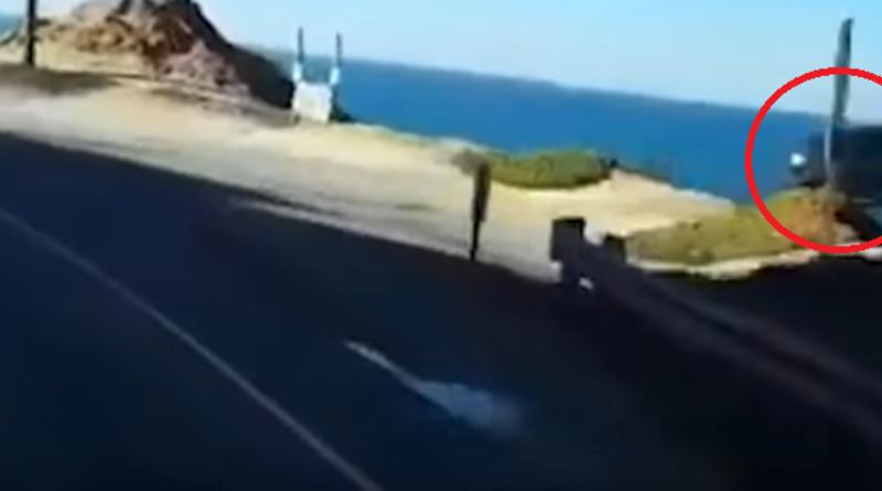 Видео: На жутком видео внедорожник, не снижая скорости, вылетает с шоссе и падает со скалы в воду