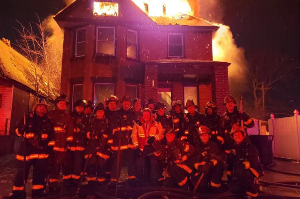 Закон и право: Пожарному департаменту Детройта выдвинули обвинения из-за фотографии на фоне горящего дома