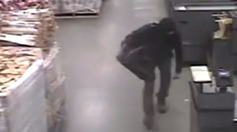 Видео: Мужчина несколько недель прятался в стропилах супермаркета, чтобы обокрасть его (видео)