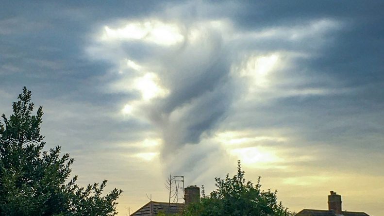 В мире: Женщина сделала фото облаков "в форме Иисуса"