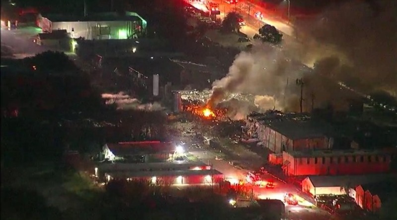 Происшествия: В Техасе произошел мощный взрыв: обломки летели на полмили (фото)