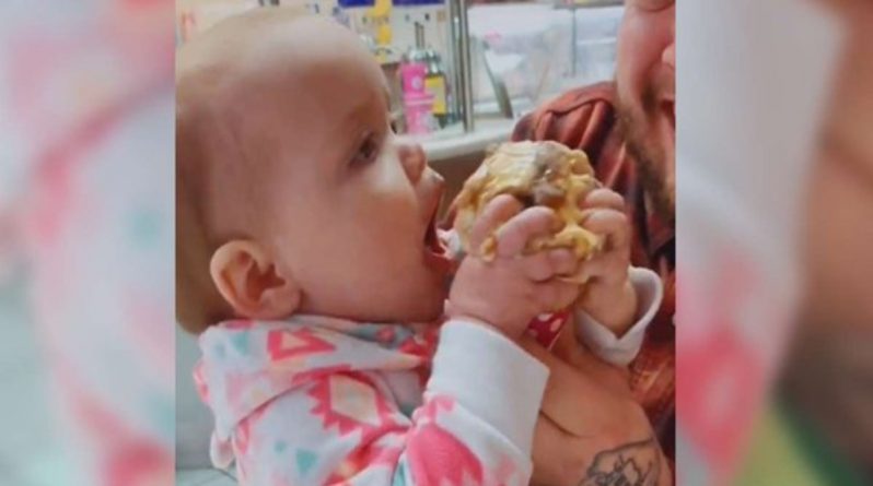 Юмор: Смешная реакция младенца на первое в жизни мороженое принесла ему известность в сети (видео)