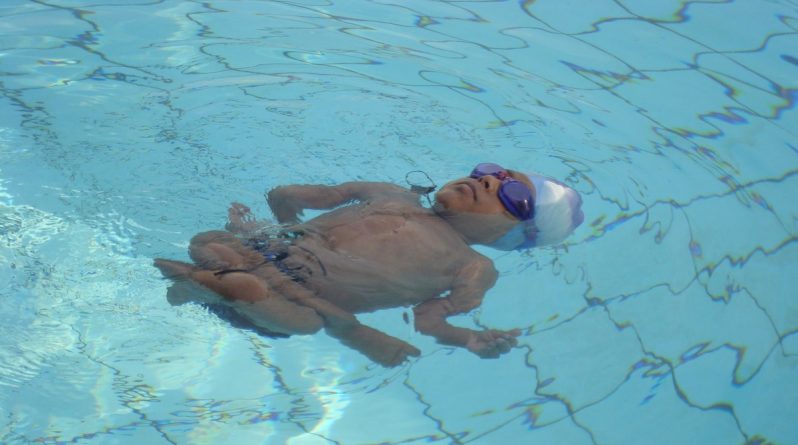 В мире: «Хрустальный» мальчик, сломавший больше 300 костей, стал международным чемпионом по плаванию