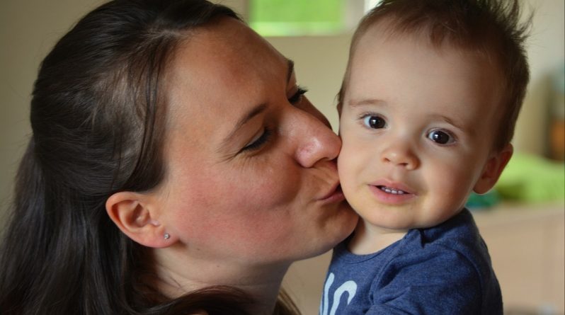 Здоровье: Мальчик в течение всей жизни будет страдать от герпеса «после поцелуя в младенчестве»