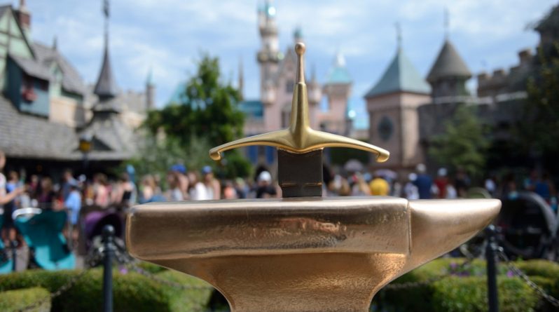 Локальные новости: «Мускулистый» посетитель Disneyland сломал легендарный Экскалибур, пытаясь вытащить меч из камня