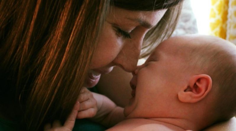 Досуг: Младенец очаровал соцсети, атакуя маму поцелуями (видео)