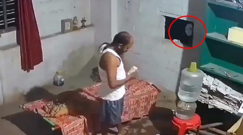 Досуг: Мрачное видео, на котором «призрак» наблюдает за спящим мужчиной, разделило интернет на 2 лагеря