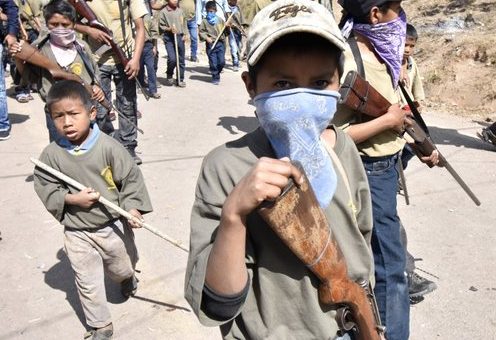 Происшествия: В Мексике для защиты от местных банд вооружают 6-летних детей