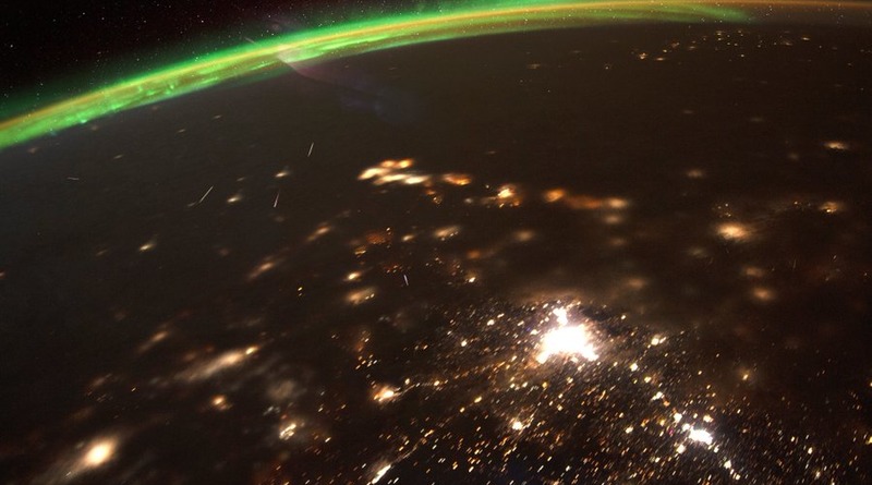 Наука: В NASA поделились удивительным фото звездопада над Землей, сделанным из космоса
