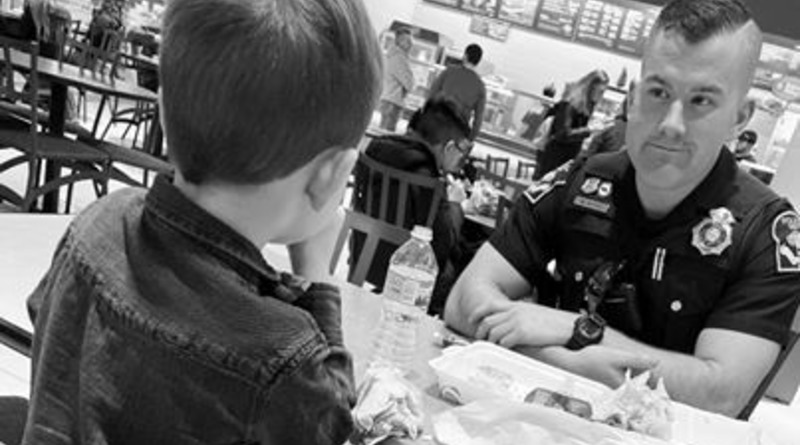 Локальные новости: 5-летний ребенок увидел в фуд-корте обедавшего в одиночку офицера – и решил подбодрить его разговором