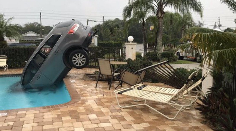 Происшествия: Автоледи потеряла управление и «нырнула» на внедорожнике прямо в общественный бассейн (фото)