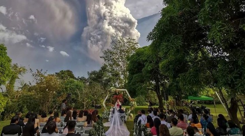 В мире: Молодожены продолжили свадебную церемонию, несмотря на извержение вулкана за ними (фото)