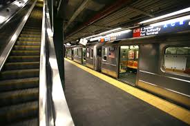 Происшествия: На видео в метро Нью-Йорка произошла драка между мужчиной и женщиной. Полиция ведет расследование