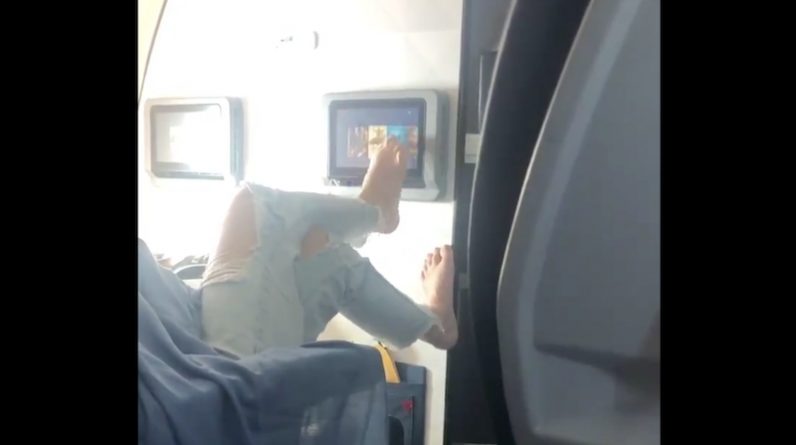 Путешествия: «Самое мерзкое, что я видел»: На видео босая пассажирка Delta пользовалась сенсорным экраном самолета с помощью пальцев ног
