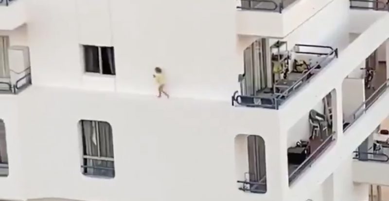 Происшествия: На видео малышка вылезла из окна отеля на четвертом этаже и прошла по узкому выступу до балкона соседей