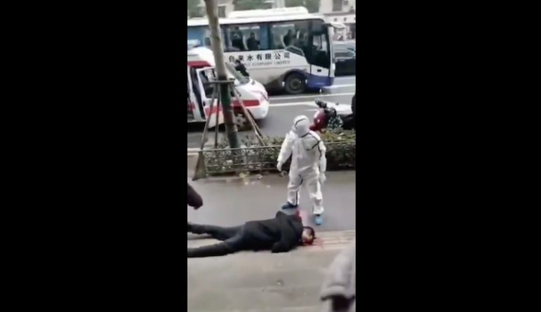 Здоровье: На видео прохожие падали без чувств посреди улиц в Китае. Предположительно, из-за смертельного коронавируса