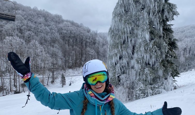 Путешествия: На лыжном курорте в Пенсильвании заметили гигантскую ель, покрытую льдом и сосульками
