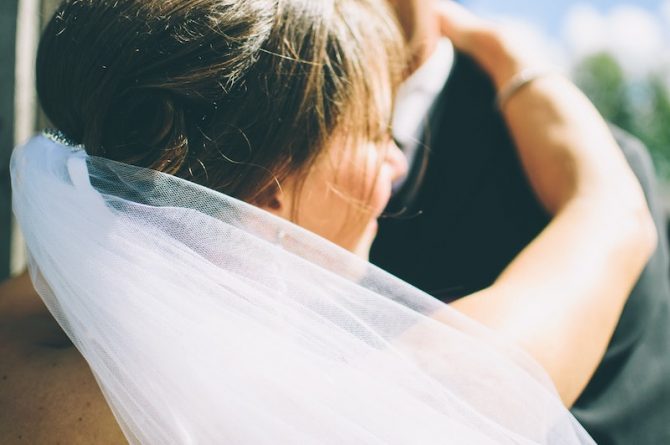 Полезное: Невеста положила начало семейной вражде, когда не позволила кузине объявить о помолвке на ее свадьбе