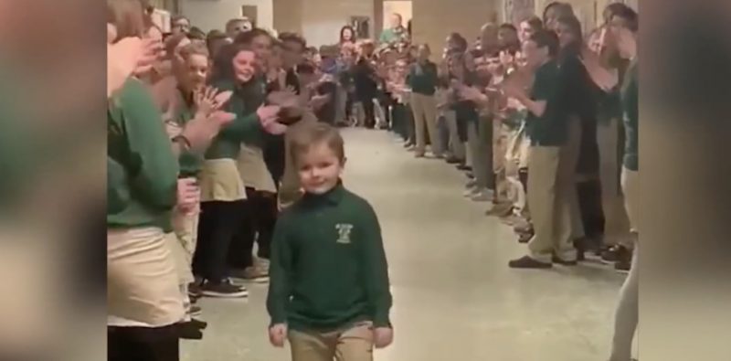 Здоровье: На видео малышу, который победил рак, аплодировали стоя в его первый день в школе