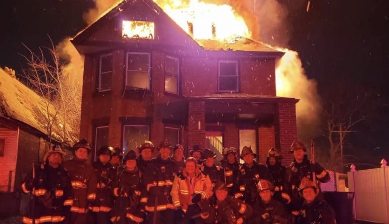 Происшествия: «Они позволили ему сгореть дотла»: Пожарные сделали селфи на фоне горящего дома вместо того, чтобы его тушить