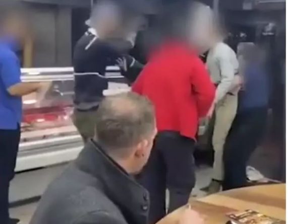 Локальные новости: Мужчина спокойно продолжал есть во время драки в кафе