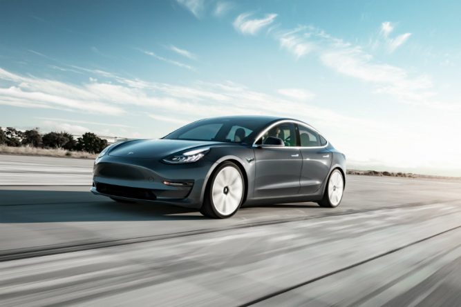 В мире: Водителя Tesla Model 3 задержали за кражу электричества у полиции