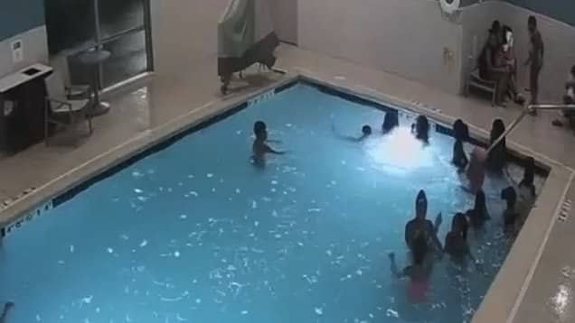 Локальные новости: На видео незнакомка спасла из воды 2-летнего малыша, едва не утонувшего в бассейне отеля в Мичигане