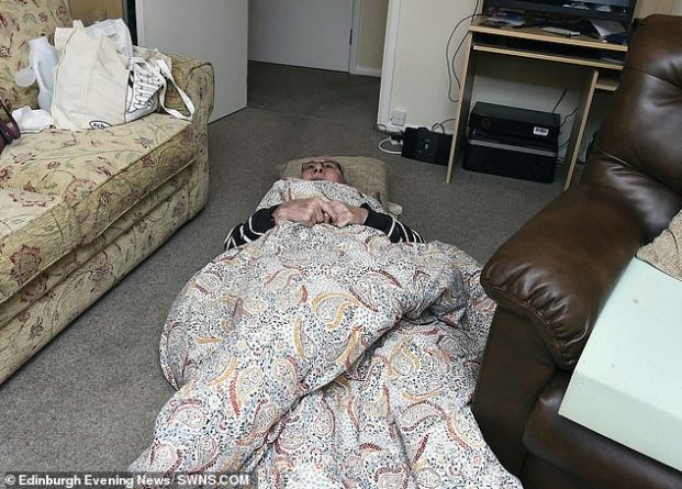 В мире: Пенсионер пролежал пять часов на полу со сломанным бедром в ожидании скорой помощи