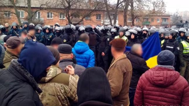 В мире: Украинцы вышли на протест против эвакуации соотечественников из Уханя