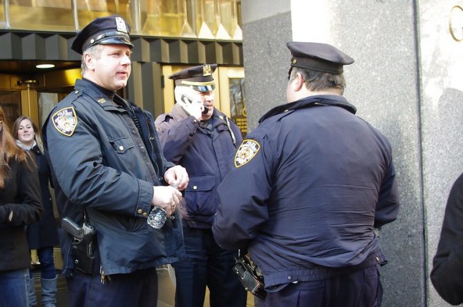 Происшествия: Детектив полиции Нью-Йорка покончил с собой в доме матери