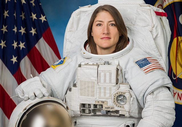 Общество: Новый космический рекорд: Астронавтка NASA Кристина Кох благополучно вернулась на Землю после 11-месячного путешествия