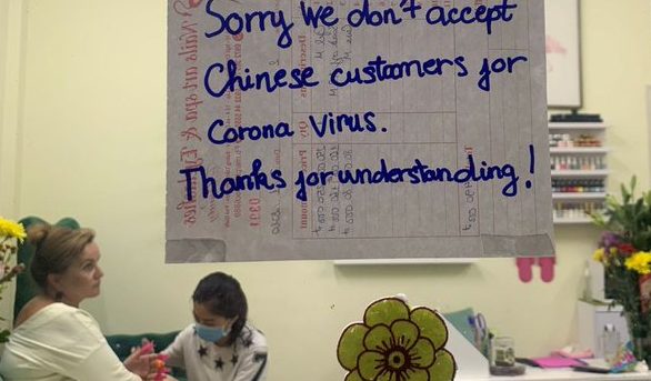Здоровье: Уроженец Китая встал посреди улицы с табличкой «Я не вирус. Я человек»