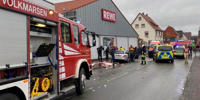 Происшествия: Десятки человек, в том числе дети, получили ранения после того, как автомобиль врезался в толпу на карнавале в Германии