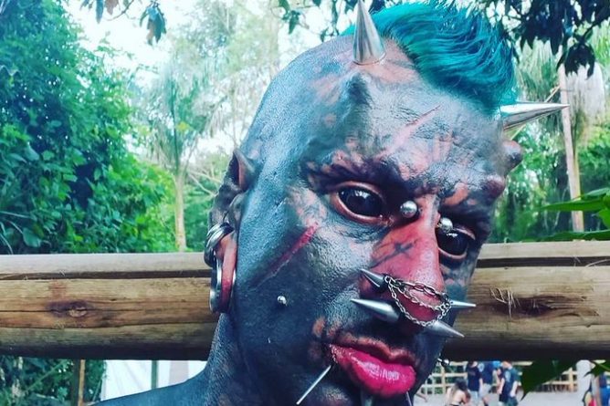 Полезное: Бразилец превратился в «человека-сатану» при помощи татуировок, пирсинга и «собачьих» зубов