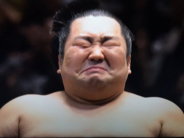 В мире: Японский боец сумо выиграл Кубок Императора и расплакался от счастья