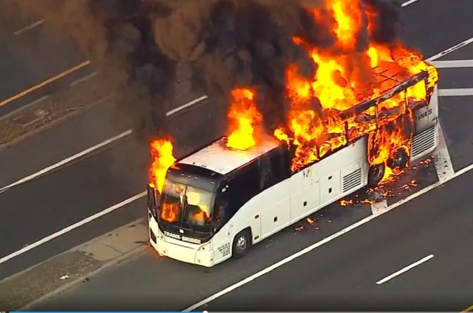 Происшествия: Автобус вспыхнул на автомагистрали в Нью-Джерси