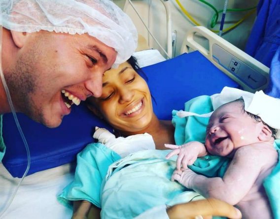 Полезное: Новорожденная малышка улыбнулась своему отцу через секунды после рождения