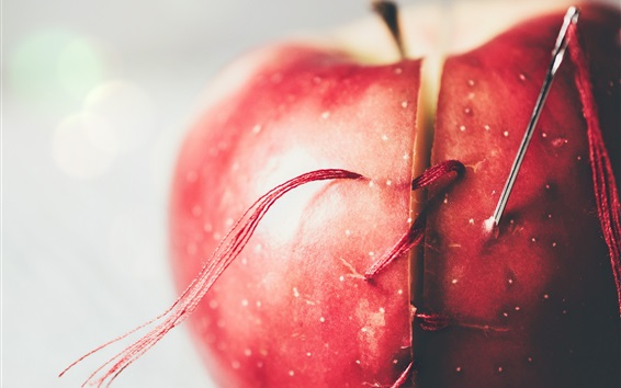 В мире: Школьницу госпитализировали после того, как она проглотила спрятанную в яблоке иглу
