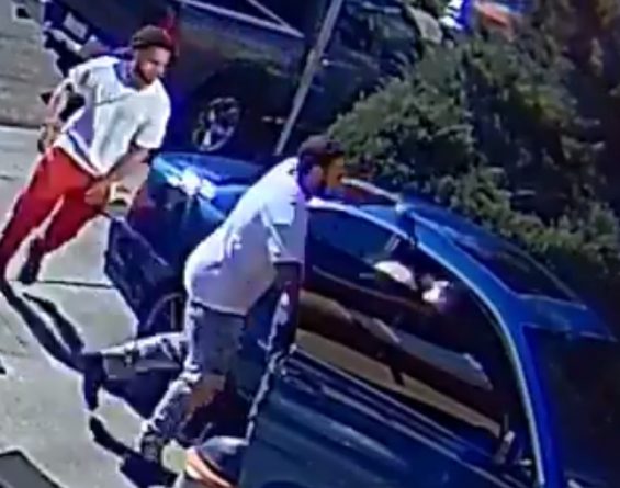 Происшествия: На записи с камер мужчину ограбили под дулом пистолета возле собственного дома в Окленде