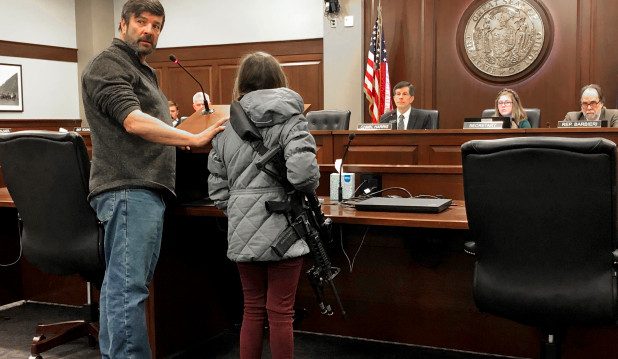 Закон и право: 11-летняя девочка принесла штурмовую винтовку AR-15 на слушание по закону о ношении оружия