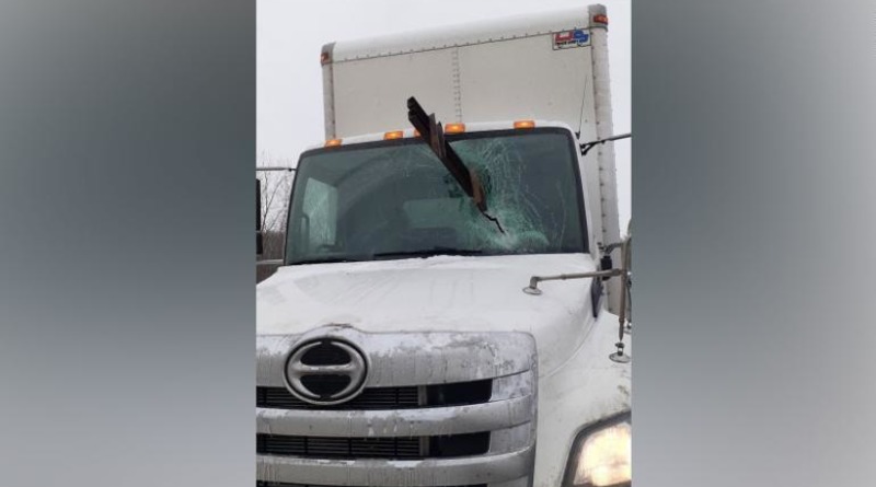 Происшествия: «Я – счастливчик»: стальная балка врезалась в лобовое стекло грузовика и прошла в сантиметрах от водителя