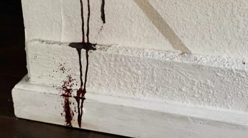 Общество: Парень опубликовал фото черной субстанции, которая текла по его стене. Оказалось, это кровь давно умершего соседа сверху