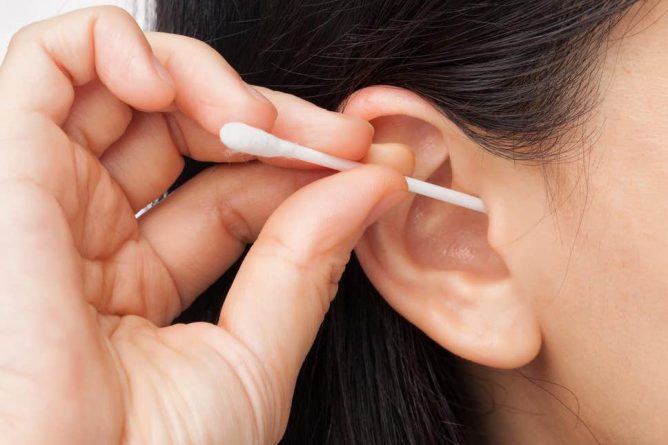 Здоровье: Врач предупредил об опасности ватных палочек для чистки ушей после того, как к нему обратился пациент с воспаленным ушным каналом