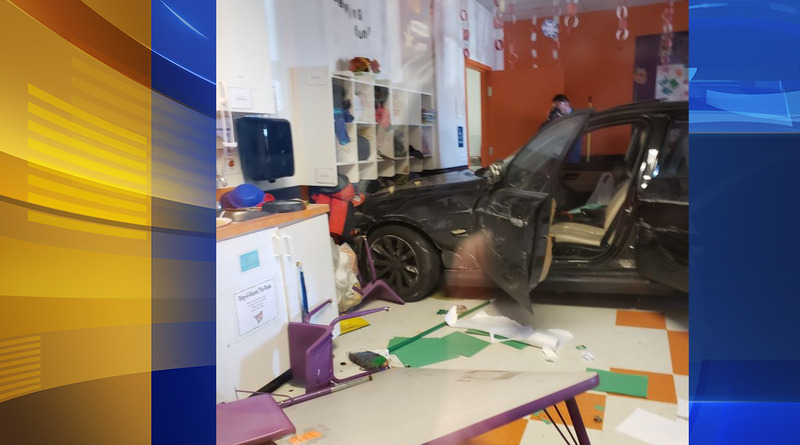 Происшествия: В США автомобиль влетел в помещение детского сада: есть пострадавшие