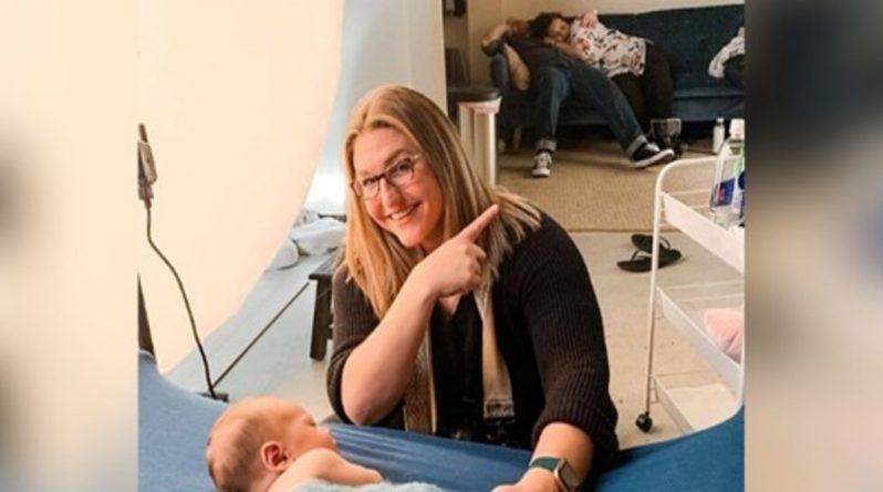 Досуг: Молодые родители попали в кадр, когда, обнявшись, уснули во время фотосессии младенца