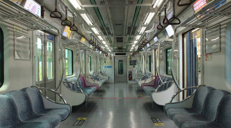 Локальные новости: Пассажир метро разлил кетчуп на полу вагона, чтобы возле его сиденья никто не толпился