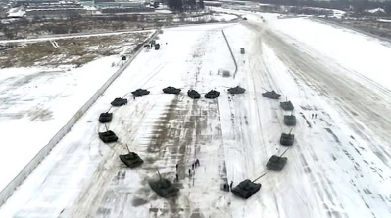 Досуг: Лейтенант из России сделал девушке предложение, сложив сердце из 16 танков