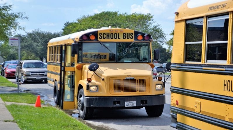 Закон и право: Водитель школьного автобуса из Нью-Джерси вышла из транспорта, бросив 14 детей внутри